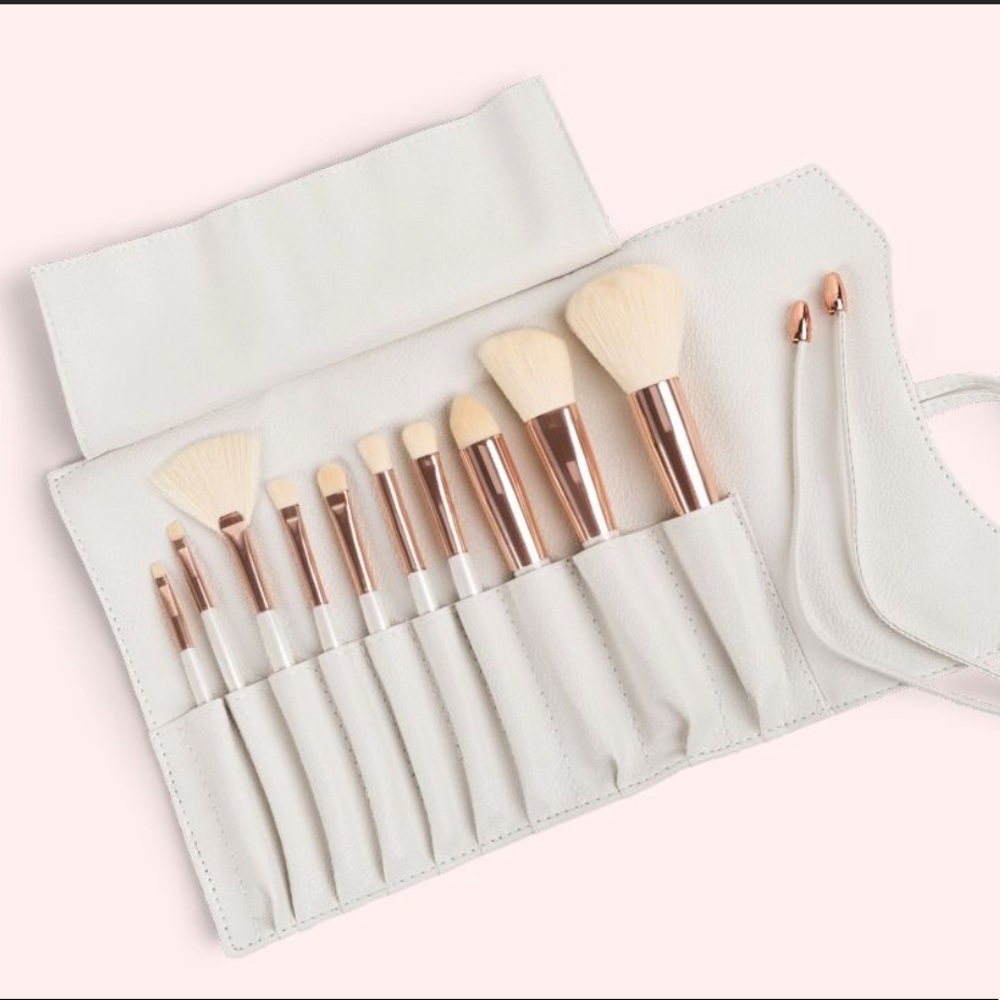 NWT vegan makeup brush set in vegan leather clutch